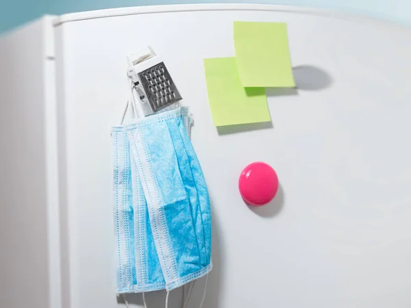 Porta Refrigerador Com Máscaras Médicas Para Uso Sair Casa Escritório — Fotografia de Stock