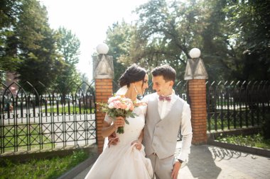 Gelin ve damat güzel bir parkta yürüyüş gün birbirlerine zevk düğününde