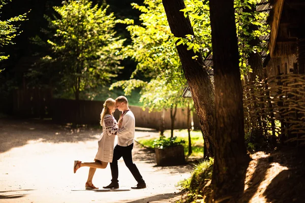 Pareja joven en una ropa tradicional ucraniana, diviértete pasando tiempo en el parque —  Fotos de Stock