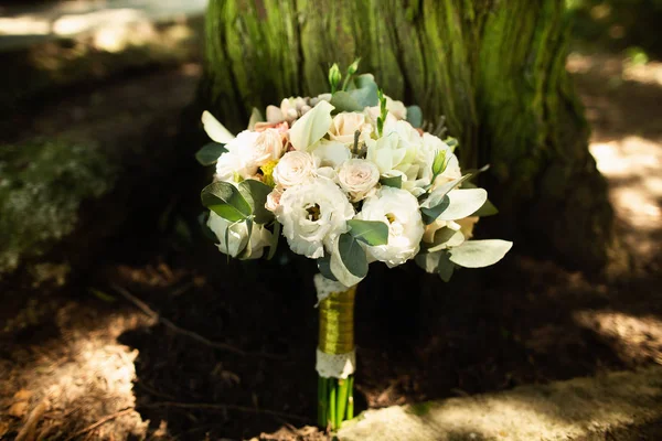 Détails du mariage. Bouquet de la mariée sur fond vert — Photo