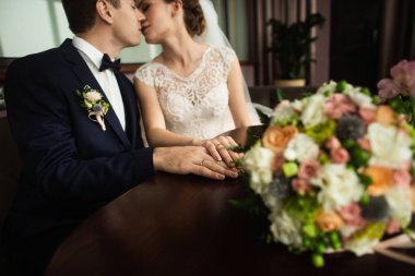 Altın alyans ile yeni evli çiftler eller