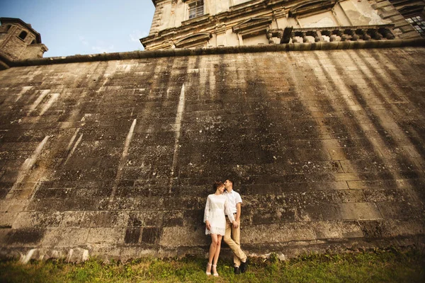 Encantador e elegante casal no fundo do amor velho castelo vintage — Fotografia de Stock