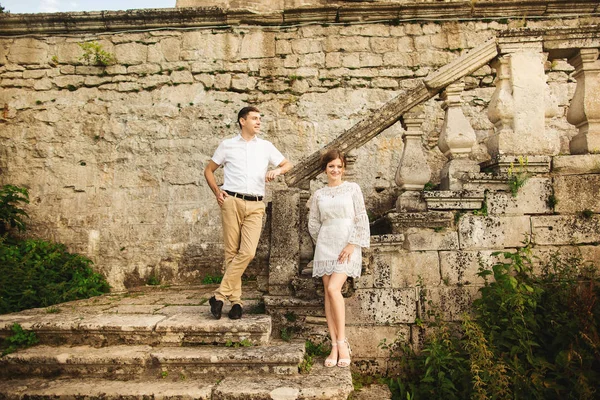 Charmante und modische Paar in der Liebe Hintergrund alten Vintage-Schloss — Stockfoto