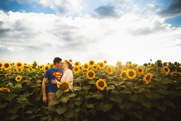 Retrato de pareja joven besándose en el campo de girasoles. Una historia de amor —  Fotos de Stock