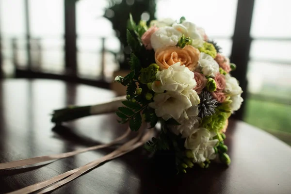 Detalles de la boda de cerca. Hermoso y colorido ramo de boda sobre mesa de madera —  Fotos de Stock