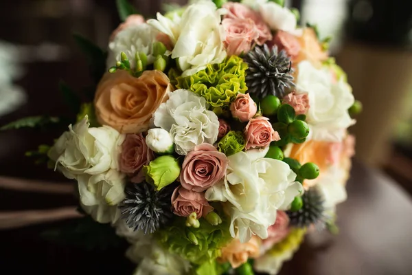 Détails du mariage rapprochés. Beau et coloré bouquet de mariage sur table en bois — Photo