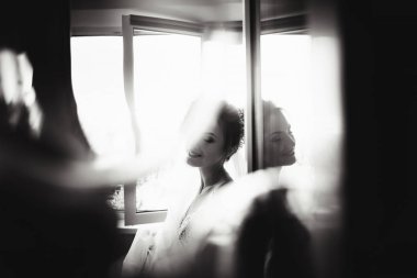 Güzel gelin tarzı. Düğün kız pencere yakın lüks gelinlik standı. Siyah beyaz