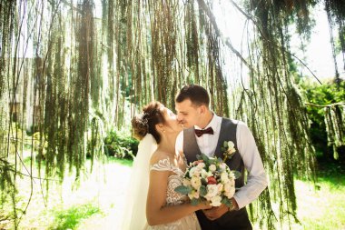 Güzel güneşli bir gün. Doğa arka planda poz düğün çift