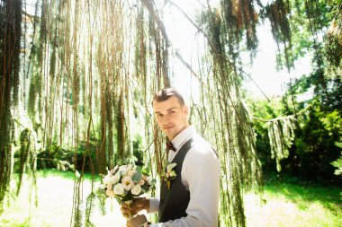 Zarif damat doğanın yakınında gelinini karşılamaya hazırdır