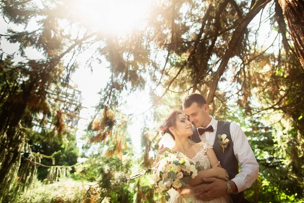 Hermoso día soleado. Pareja de boda posando en el fondo de la naturaleza —  Fotos de Stock