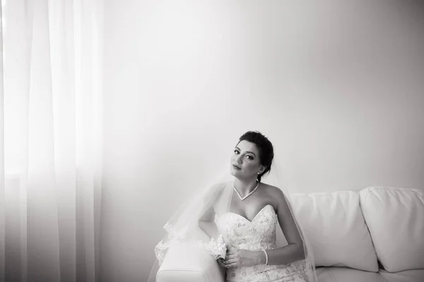 Portrét krásné šťastné nevěsty sedí na pohovce — Stock fotografie