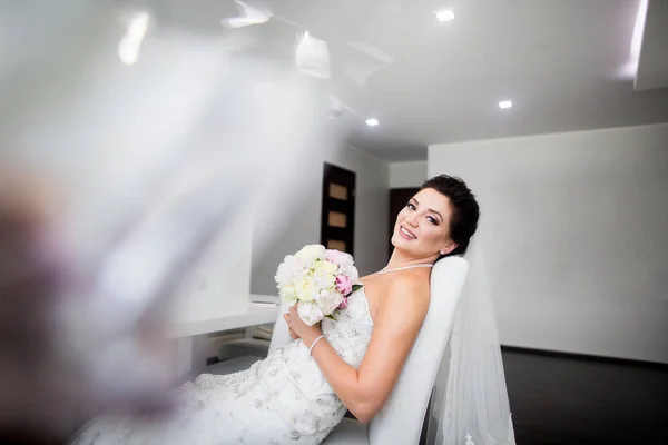 Retrato de la hermosa novia feliz sentado en el sofá — Foto de Stock