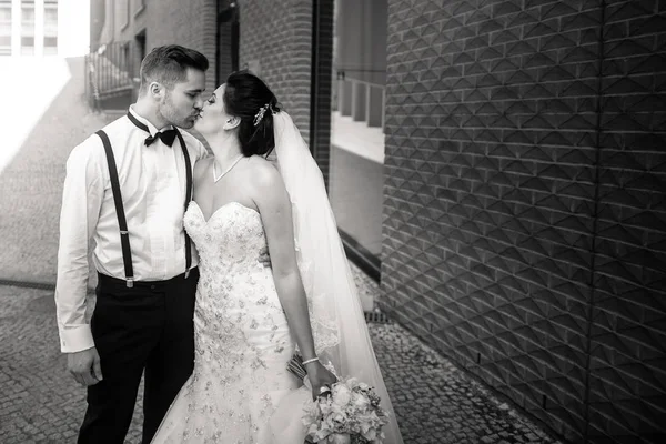 Novia y novio caminando por la ciudad, día de la boda, concepto de matrimonio. Novia y novio en el fondo urbano. joven pareja en boda día . —  Fotos de Stock