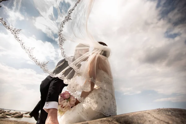 Stilvolles Hochzeitspaar am Ufer des Meeres. Frischvermählte spazieren am Meer — Stockfoto