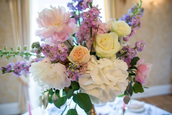 Wunderbarer luxuriöser Hochzeitsstrauß aus verschiedenen Blumen — Stockfoto