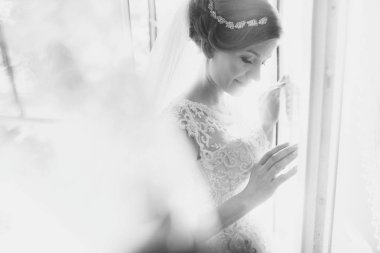 Evde olduğu gibi beyaz stüdyo iç güzel elbiseli Gelin. Trendy düğün tarzı atış