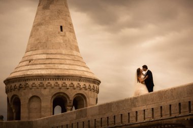 Güzel gelin ve damat kucaklayan ve eski şehirde kendi düğün gününde öpüşme