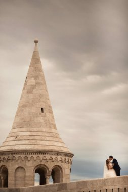 Güzel gelin ve damat kucaklayan ve eski şehirde kendi düğün gününde öpüşme