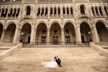 Gelin ve damat eski kasaba sokakta sarılmak. Düğün çift Parlamento Evi yakınında Budapeşte yürür. Merdivenlerden gelin ve damat