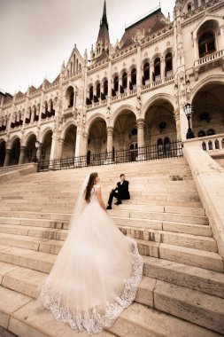 Gelin ve damat eski kasaba sokakta sarılmak. Düğün çift Parlamento Evi yakınında Budapeşte yürür. Merdivenlerden gelin ve damat