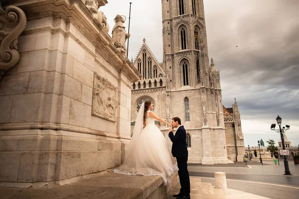 Pasangan pengantin baru yang cantik dan cantik oleh Fisherman 's Bastion di Budapest, Hungaria — Stok Foto