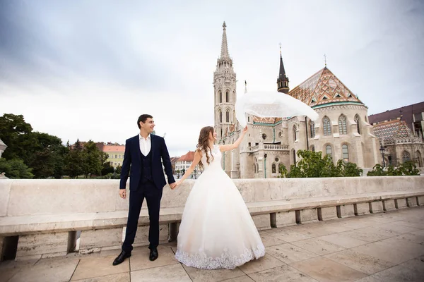 Pasangan pengantin baru yang cantik berjalan di Fisherman 's Bastion di Budapest, Hungaria — Stok Foto