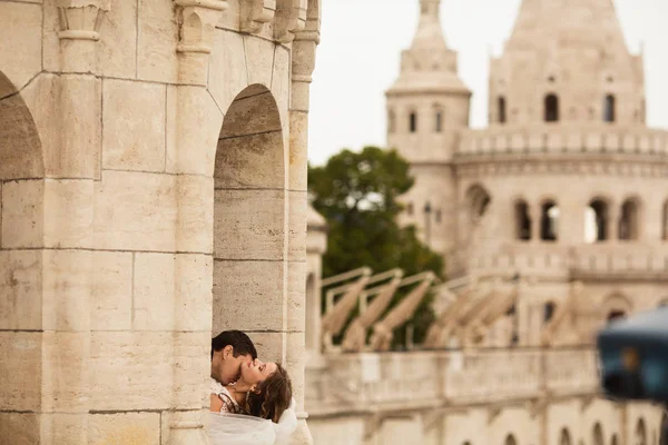 Pasangan pengantin baru yang cantik dan cantik berciuman di Fisherman 's Bastion di Budapest, Hungaria — Stok Foto