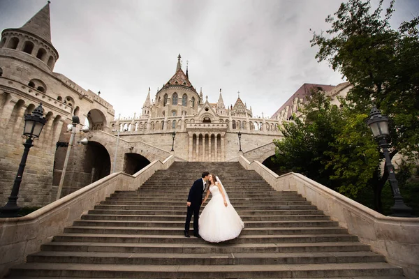 Bastille Fisherman mimarisinin arka planda merdivenlerde Genç çift