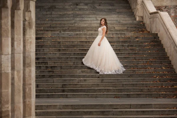 Foto de la novia en las escaleras por el pescador de la Bastilla en Budapest — Foto de Stock