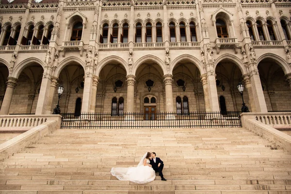 Gelin ve damat eski kasaba sokakta sarılmak. Düğün çift Parlamento Evi yakınında Budapeşte yürür. Merdivenlerden gelin ve damat