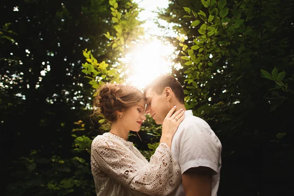 Mutlu genç bir çiftin portresi. Parkta birlikte bir gün geçiriyoruz.