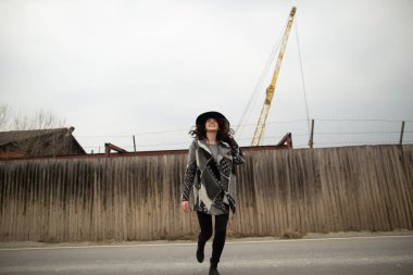 Güzel gri hırka ve siyah şapka mutlu kadın kırsal eğlenceli