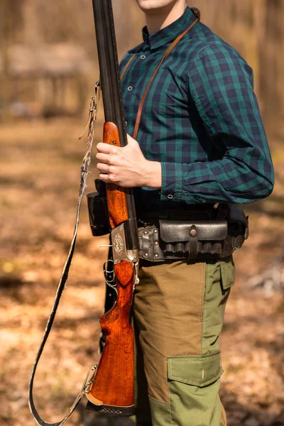 Temporada de caça de outono. Caçador de homens com uma arma. Caça na floresta — Fotografia de Stock
