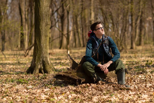 Anak muda dengan ransel hiking di hutan. Konsep alam dan latihan fisik — Stok Foto