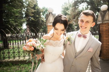 Gelin ve damat güzel bir parkta yürüyüş gün birbirlerine zevk düğününde