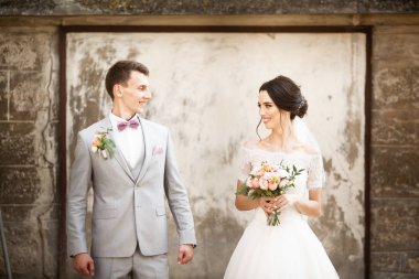 eski duvara yakın poz güzel düğün çifti