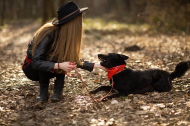 Pretty kız oynarken ve adı Brovko Vivchar onu evcil hayvan ile eğleniyor