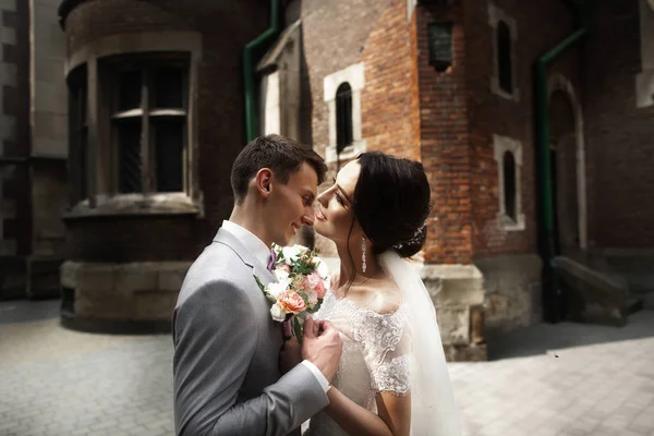 Дивовижна усміхнена весільна пара. Красива наречена і стильний наречений біля церкви — стокове фото