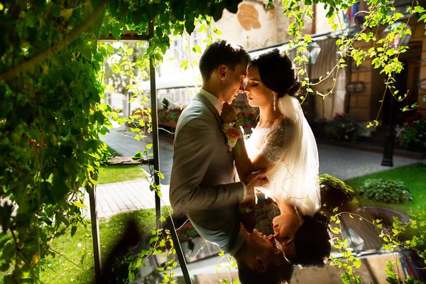 Luxus házas pár esküvő, a menyasszony és a vőlegény, a romantikus udvarra, a régi város pózol — Stock Fotó