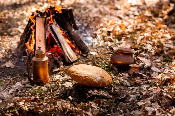 Házi készítésű friss kenyér az őszi erdő tüzének a hátterében — Stock Fotó