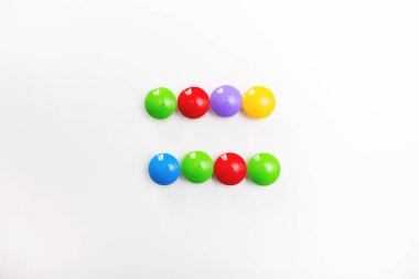 Çocuk oyuncaklarından yapılmış çok renkli matematiksel işaretler