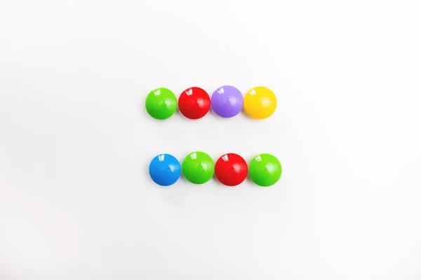 어린이 장난감으로 만든 여러 가지 빛깔의 수학 표지판 — 스톡 사진