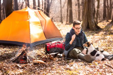 Fi yakınındaki ormanda dinleniyor bir köpek ile bir turist fotoğrafı