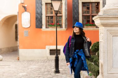 Lviv kırmızı duvar yakınında, eski avluda yürüyen genç bir turist. Ukrayna