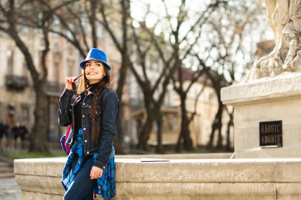 Mulher elegante jovem em chapéu azul, andando na rua da cidade velha. Ucrânia, Lviv — Fotografia de Stock