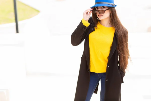 밝은 노란색 스웨터와 파란색 모자에 아름다운 유행 세련된 여성의 초상화. 스트리트 스타일 촬영 — 스톡 사진