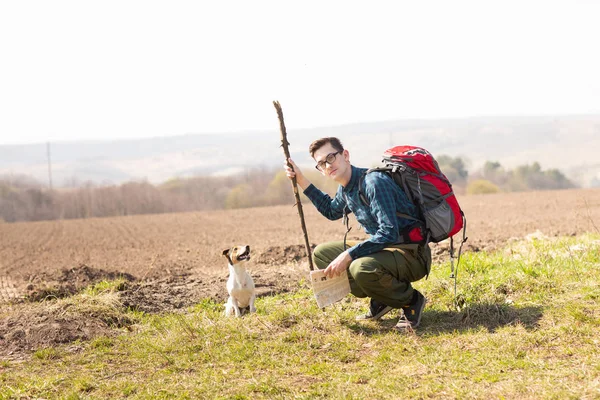 Foto turis muda dan anjingnya, berjalan-jalan di pedesaan — Stok Foto