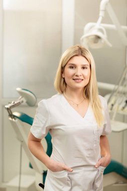 Dişçi ofisi. Tıbbi ekipman dolu bir diş hekimi kabine içinde bir doktor