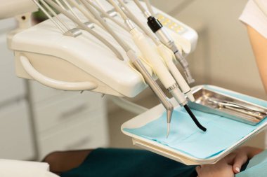 Ekipman ve dişçi ofisinde diş aletleri. Araçları yakın çekim. Diş Hekimliği