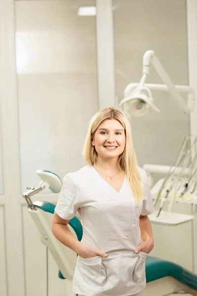 Studio dentistico. Un medico all'interno di un gabinetto del dentista pieno di attrezzature mediche — Foto Stock